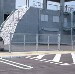 ③  駐車場（防災関係機関の活動拠点）災害時、3か所のゲートで大崎消防署と連携が可能
